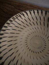 画像2: 小鹿田焼 坂本工窯 飛び鉋　5寸皿 (2)